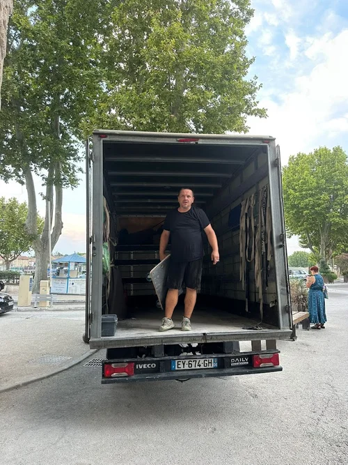 Gregory Carette devant son camion ADEMART